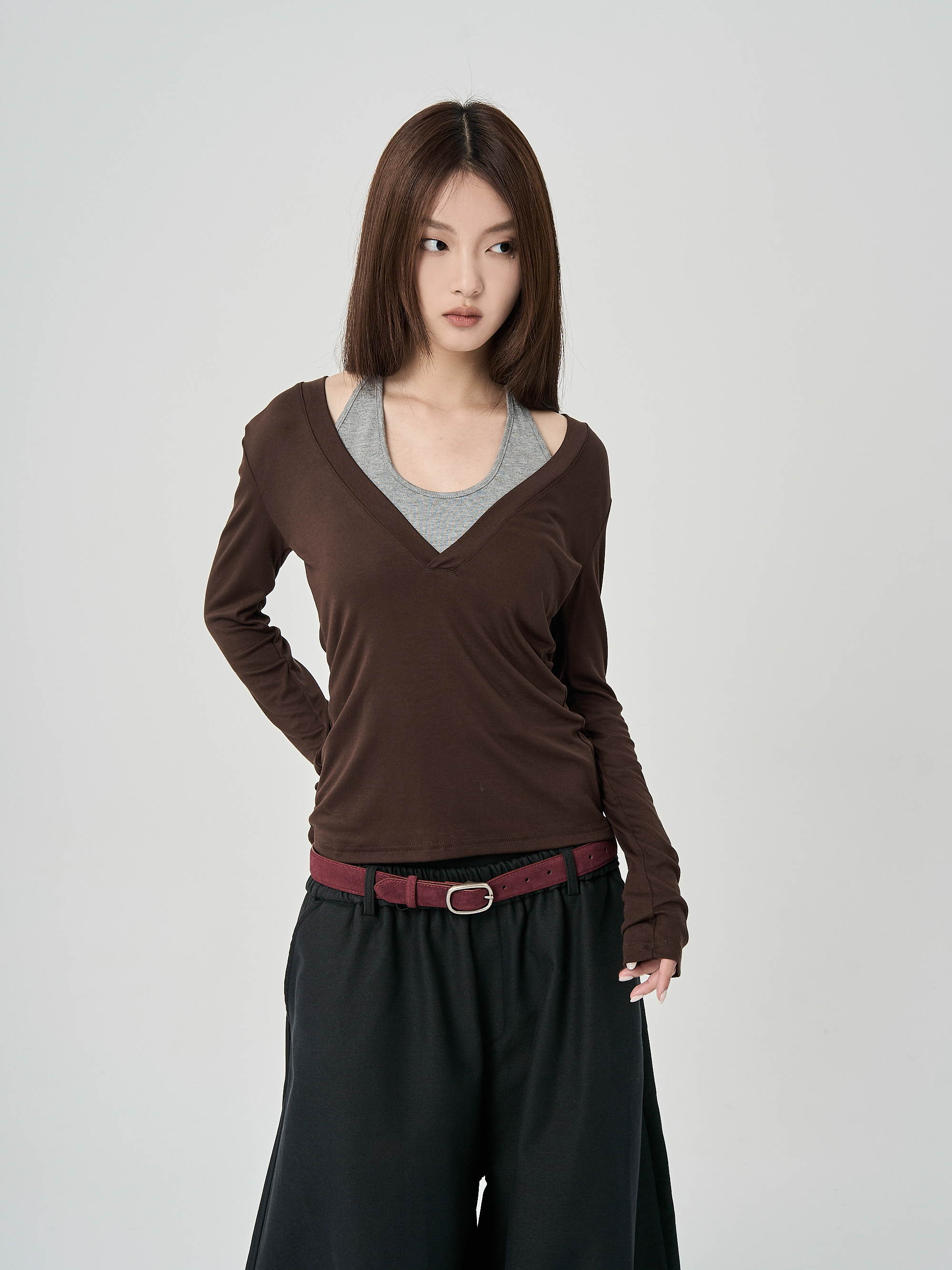 掛脖V領假兩件T恤上衣-咖