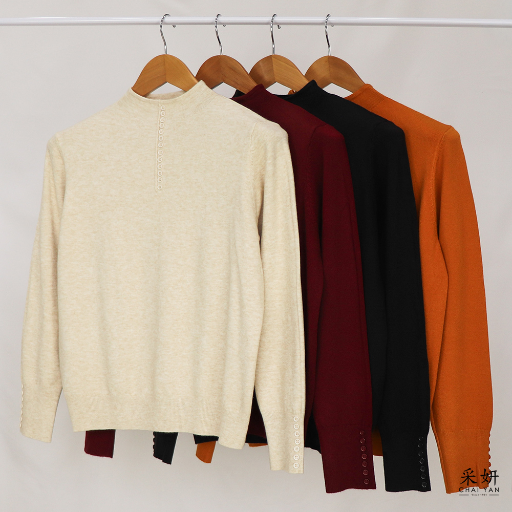 細排釦微高領針織長袖上衣