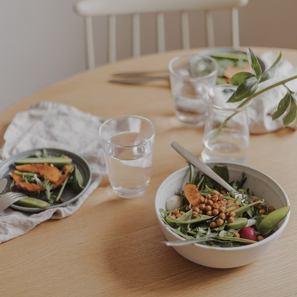 日本 KINTO-FOG 餐碗，以質樸本質的大地色系作為主調，使用質地細緻的陶瓷材質