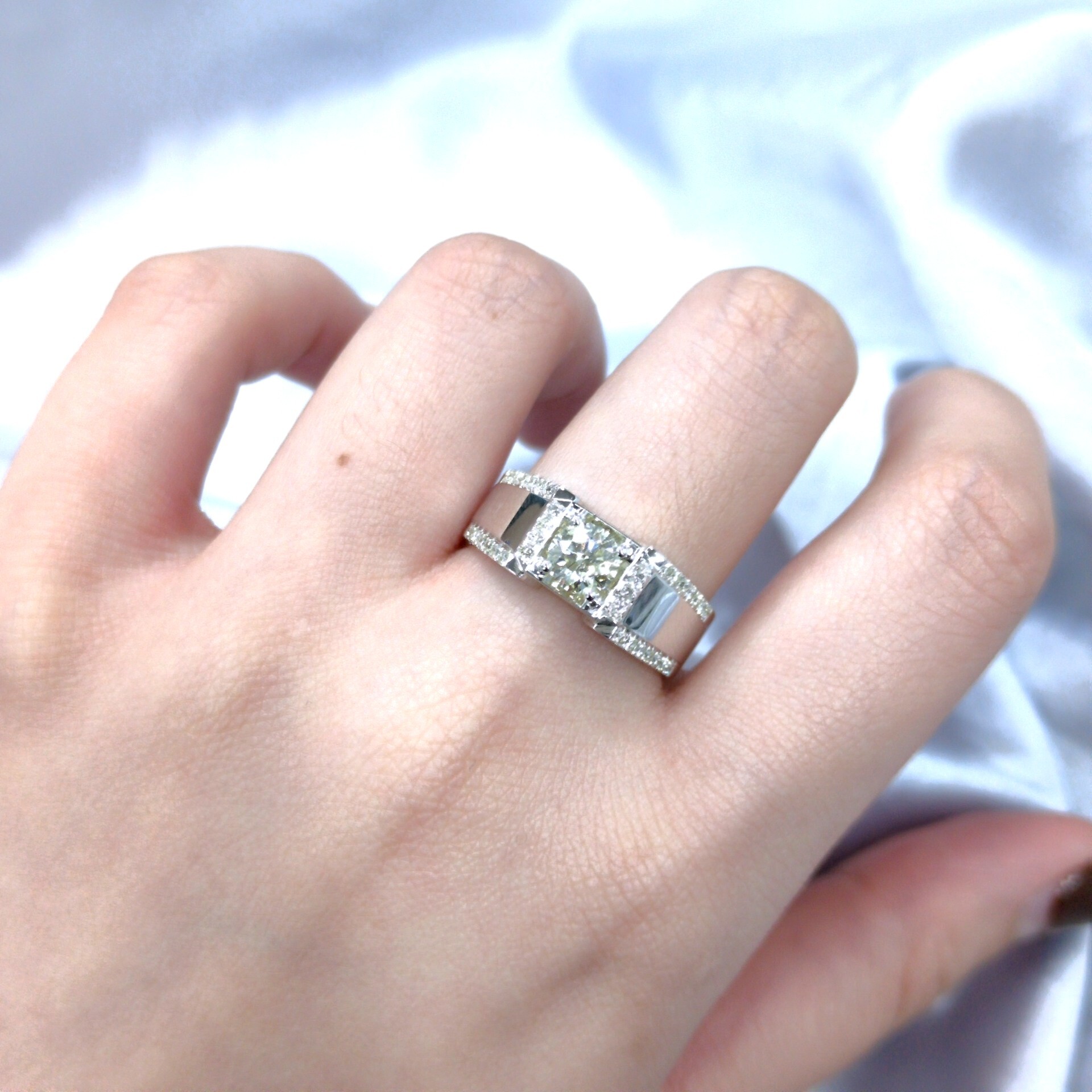 全新18K白金【單粒62份鑽石】配小鑽共87份鑽石戒指