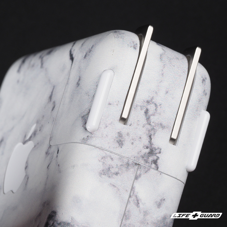 Apple 70W USB-C 貼膜質感特寫，LIFE+GUARD 設計風格｜大理石白MRWT