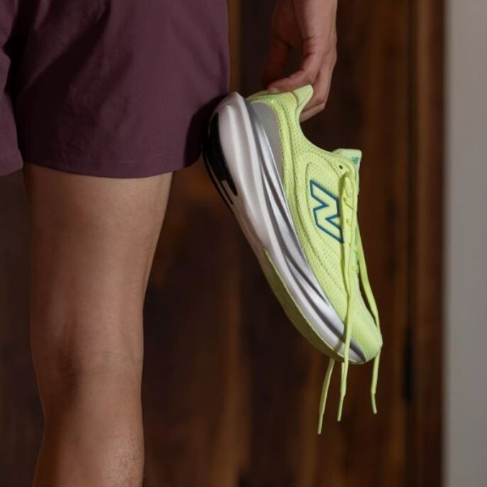 NEW BALANCE 慢跑鞋 NB1080 V15 螢光綠 2E寬楦 男 M10802HR