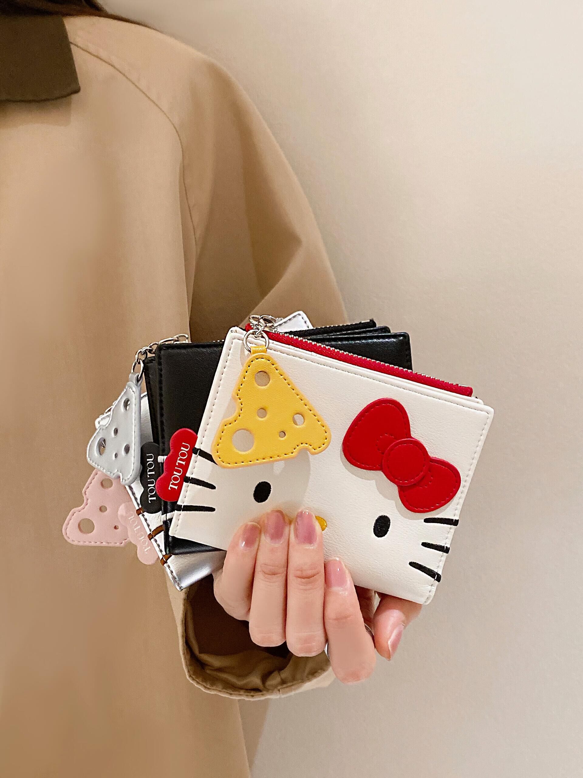 本週限時接單!! Sanrio 三麗鷗 Hello Kitty x TOUTOU 皮革小短夾 零錢包 錢包 黑色 奶油白 銀色 (任買兩件7-11免運)/預購