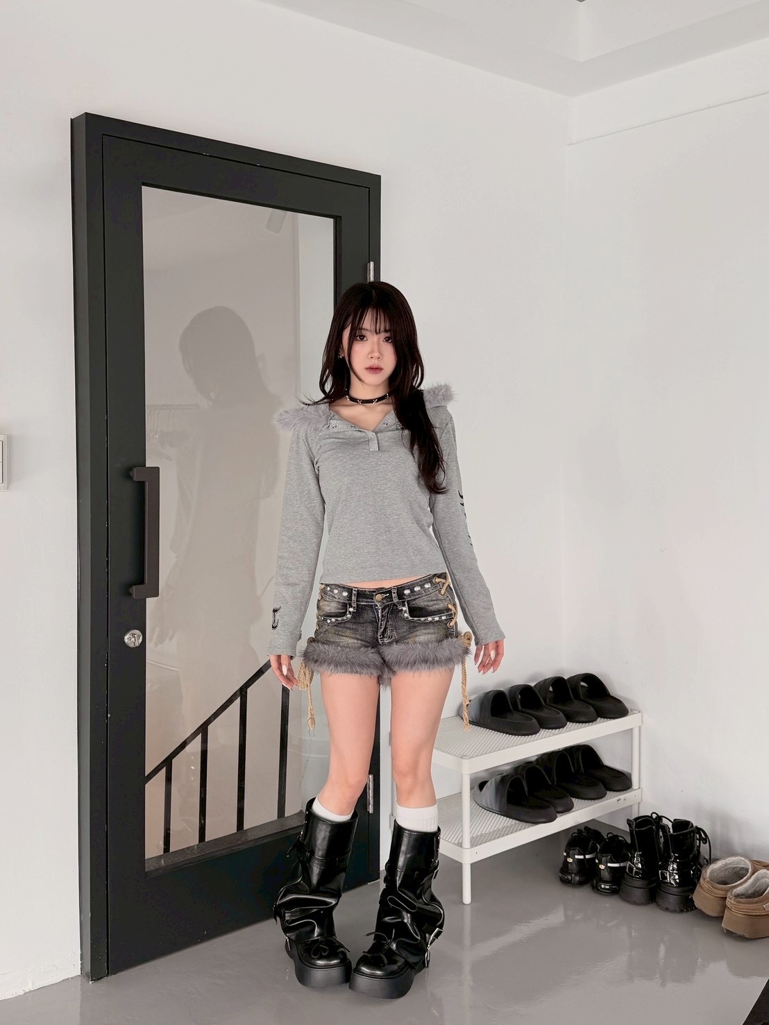 街拍辣妹 毛邊卯釘牛仔包臀短褲