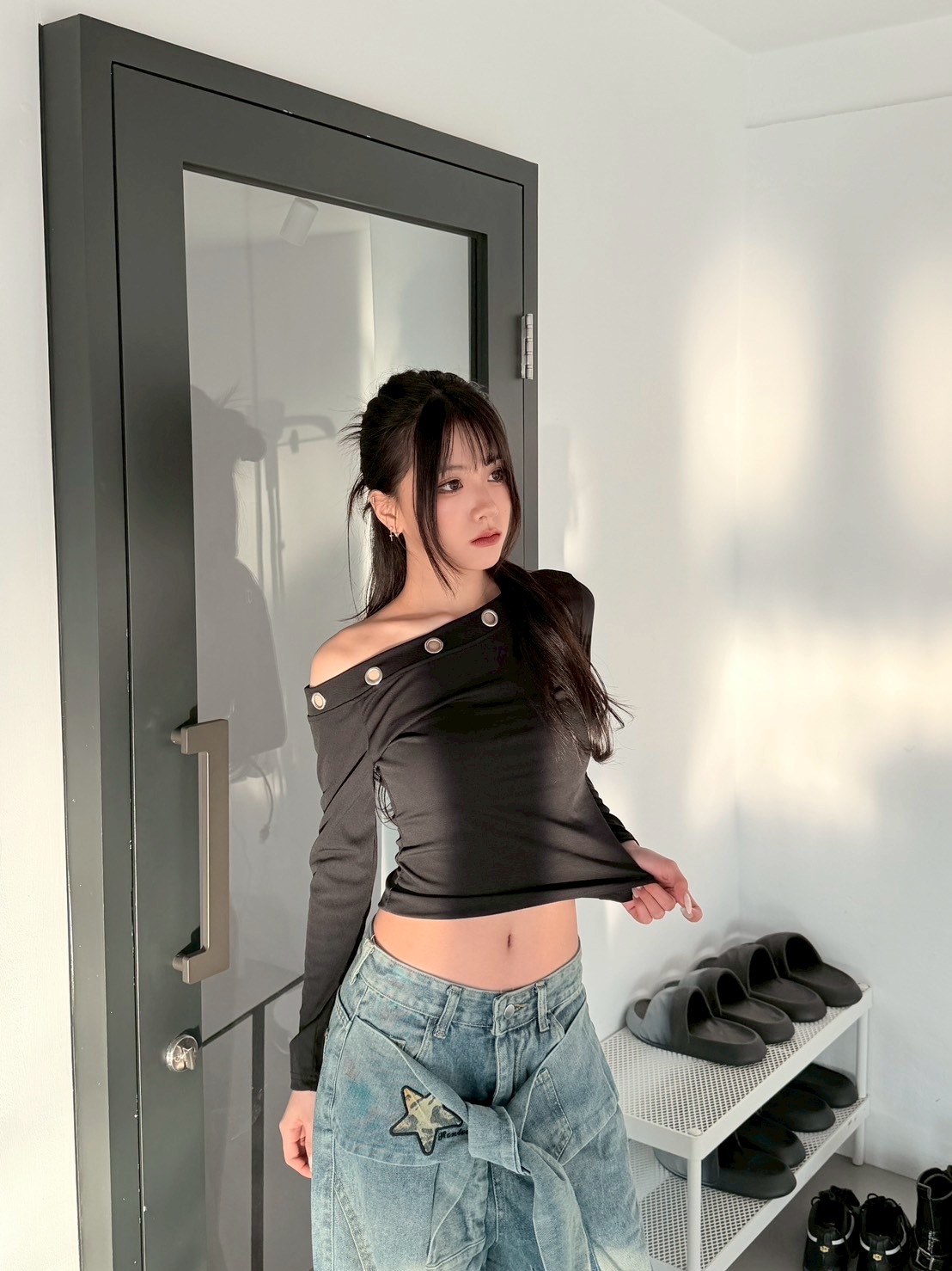 nuna👱🏻‍♀️ 金屬環鏤空 斜肩薄長袖 2colors