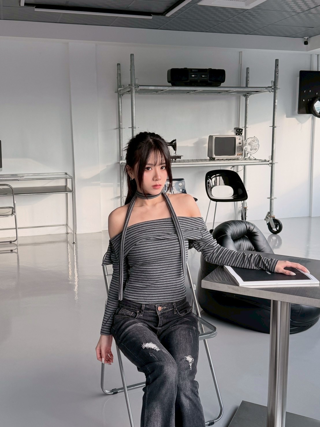 人手一件灰條紋 翻領掛脖一字肩針織