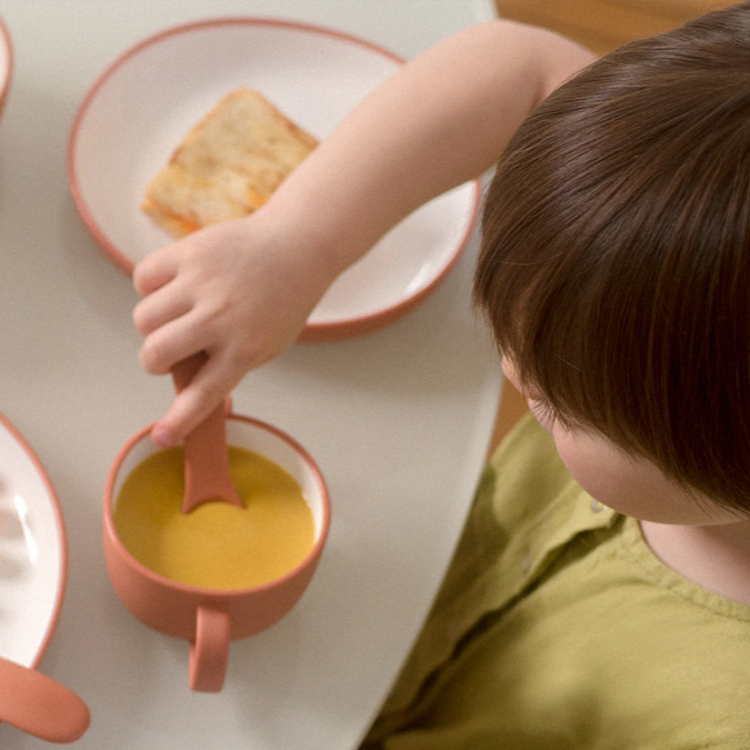 KINTO-BONBO 嬰幼兒雙耳湯杯，適中的淺度方便撈取，適合盛裝湯品