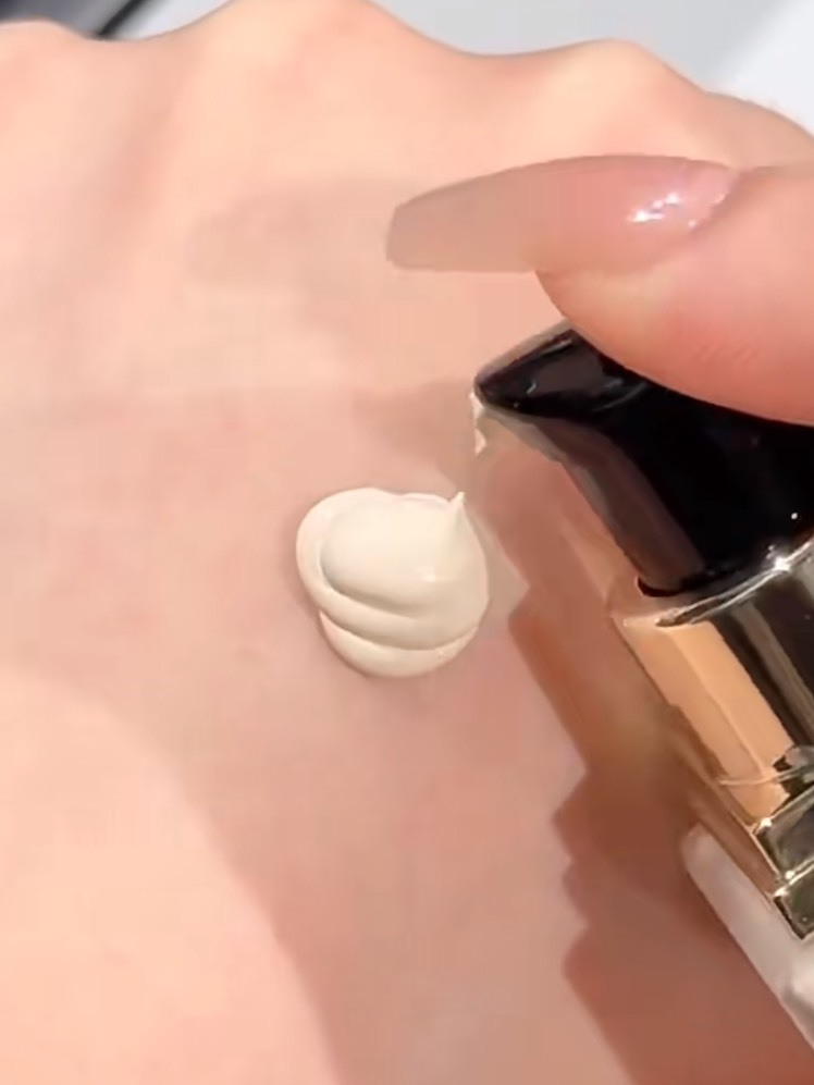 Burberry 卓越持妝柔霧粉底液