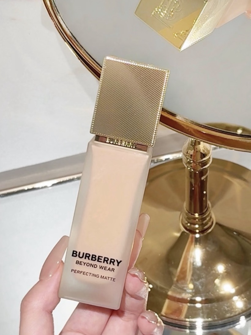 Burberry 卓越持妝柔霧粉底液
