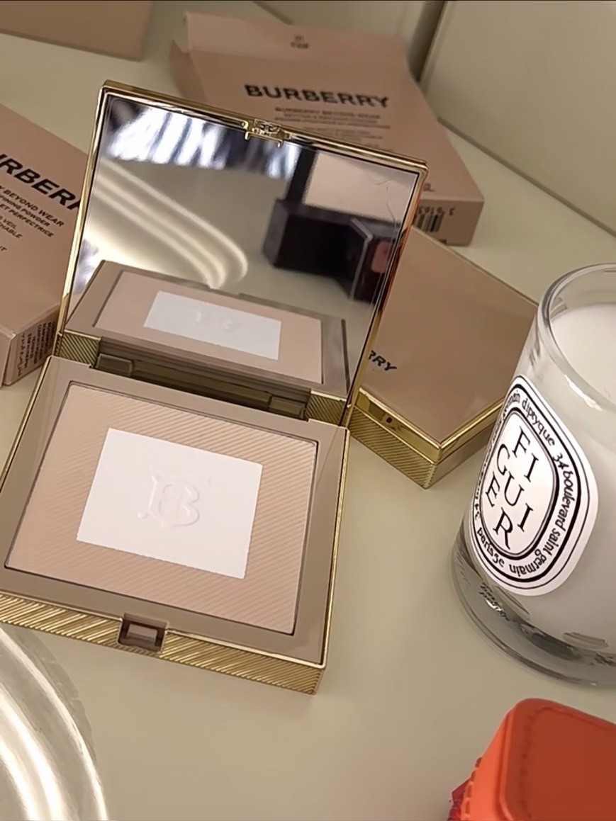 Burberry 卓越持妝定妝粉餅