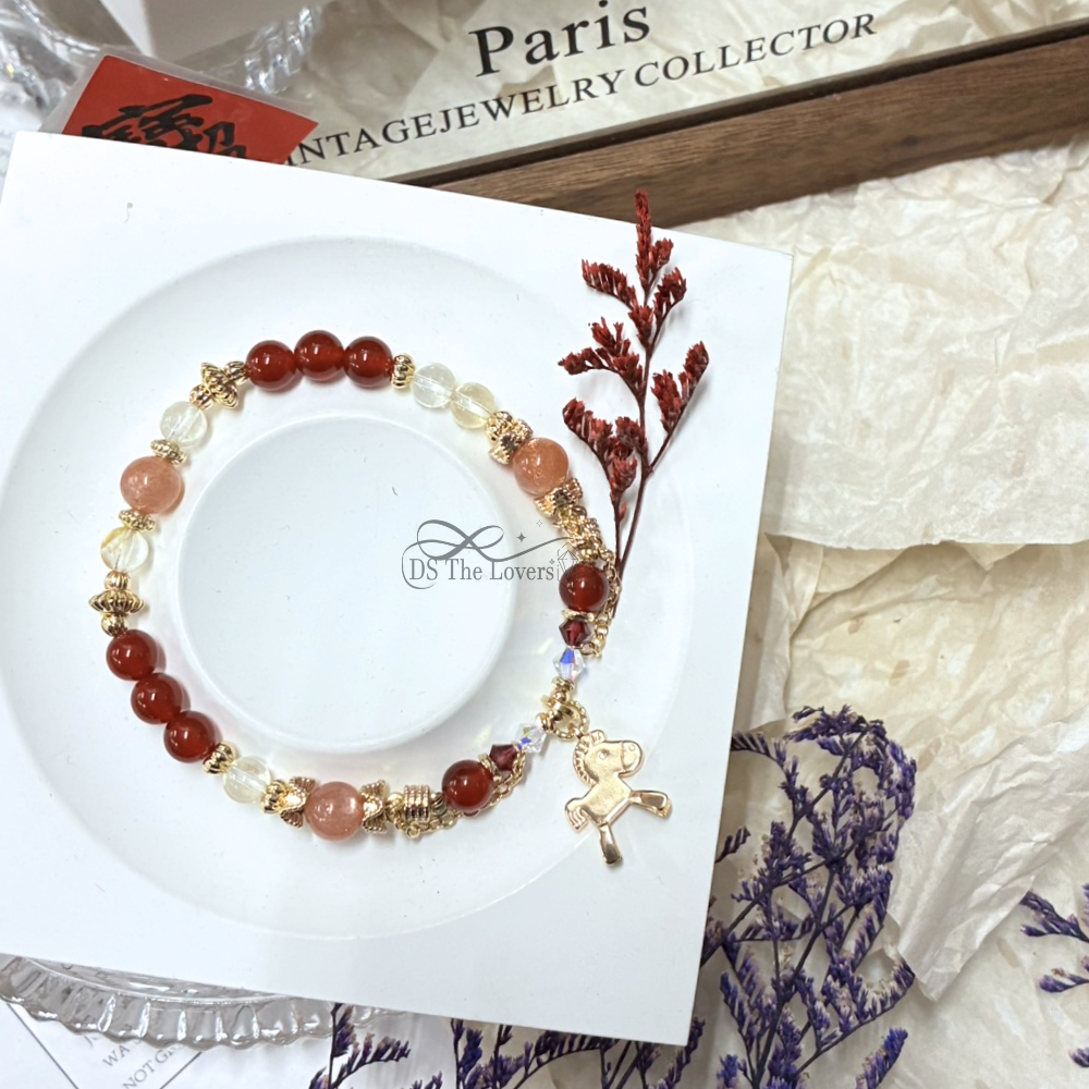 原創設計「奔騰・馬到成功」馬年限定天然水晶手鍊|紅瑪瑙 太陽石 黃水晶 施華洛水晶Swarovsk| 馬年招財手鍊 附禮盒