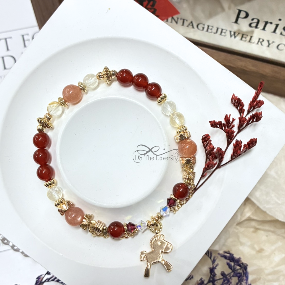 原創設計「奔騰・馬到成功」馬年限定天然水晶手鍊|紅瑪瑙 太陽石 黃水晶 施華洛水晶Swarovsk| 馬年招財手鍊 附禮盒