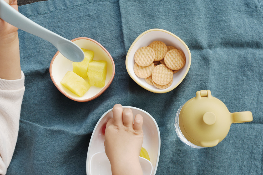 日本 KINTO-BONBO 兒童餐盒,日系簡約造型,並運用色彩及圓潤弧度展現出小孩特有的玩心