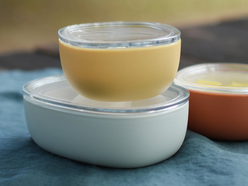 日本 KINTO-BONBO 兒童餐盒,共三色:柔和的粉灰藍、粉黃和粉橘,帶來舒適稚嫩的視覺感受。