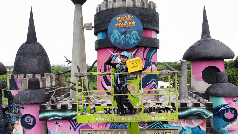 塗鴉藝術家陳若欣穿著 PATRONI 安全鞋在高空作業照片