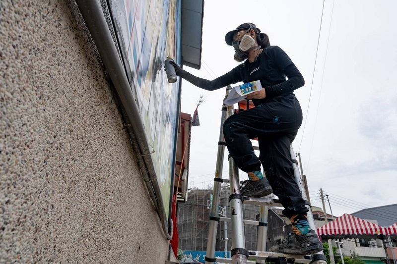 塗鴉藝術家陳若欣噴漆作業照片