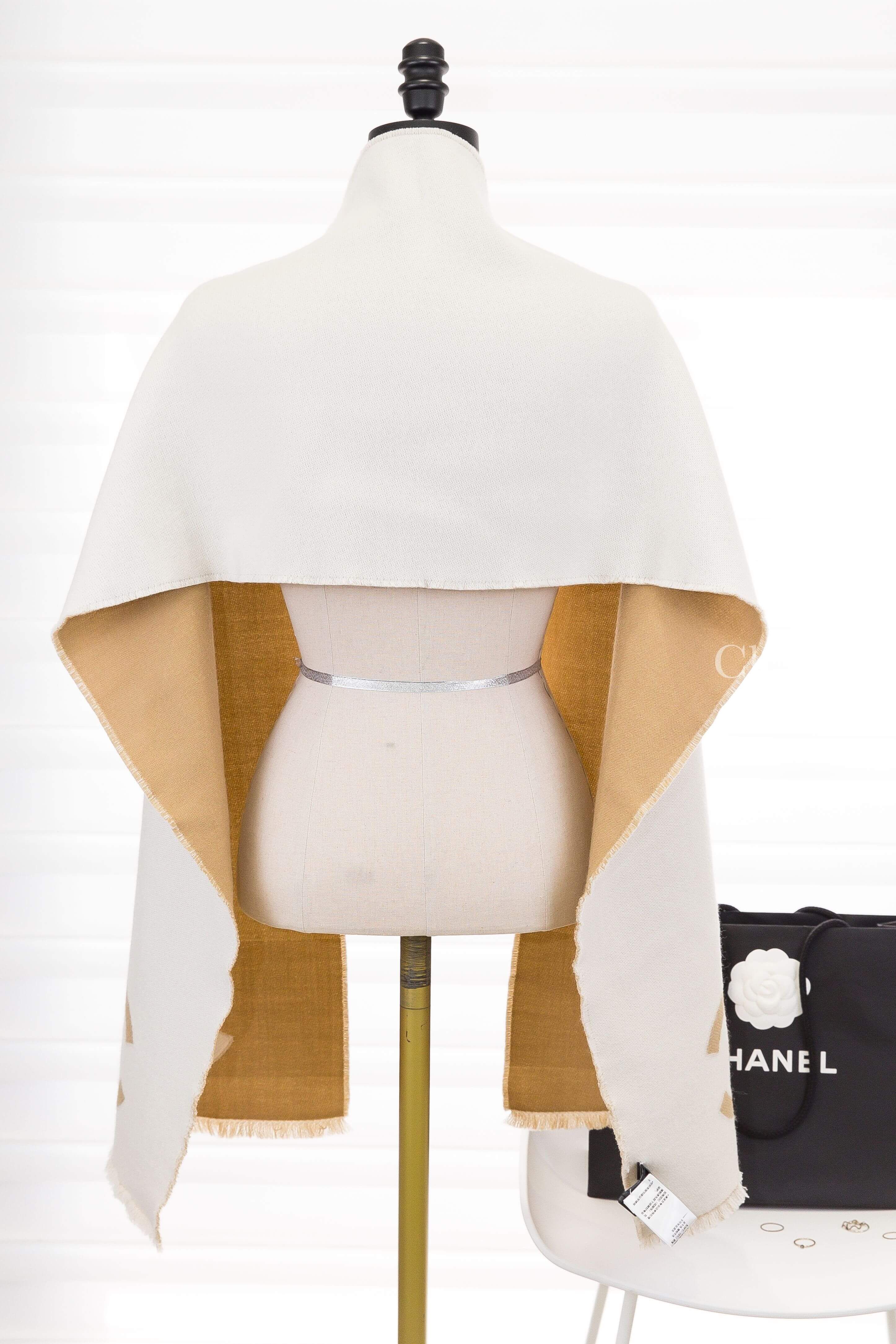 Chanel Scarf 奶茶色底白色金絲滾邊CC羊毛混真絲流蘇圍巾-Charline Boutique 精品代購