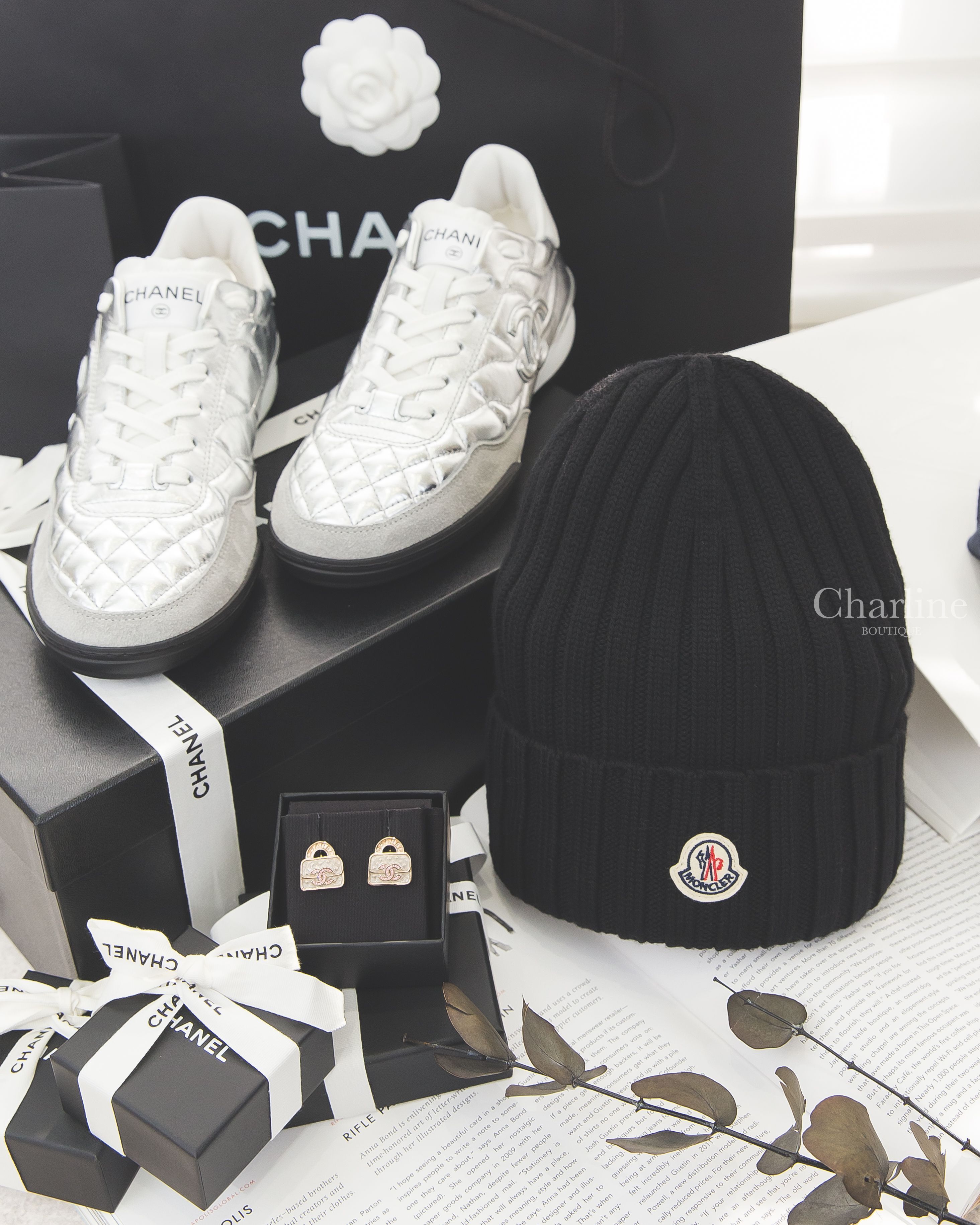 Moncler 黑色刺繡Logo羊毛針織毛帽,Chanel 銀色銀CC菱格紋拼灰色麂皮/白色小牛皮黑底運動鞋,Chanel 粉色水鑽雙CC字母白色手提包包耳環-Charline Boutique 精品代購