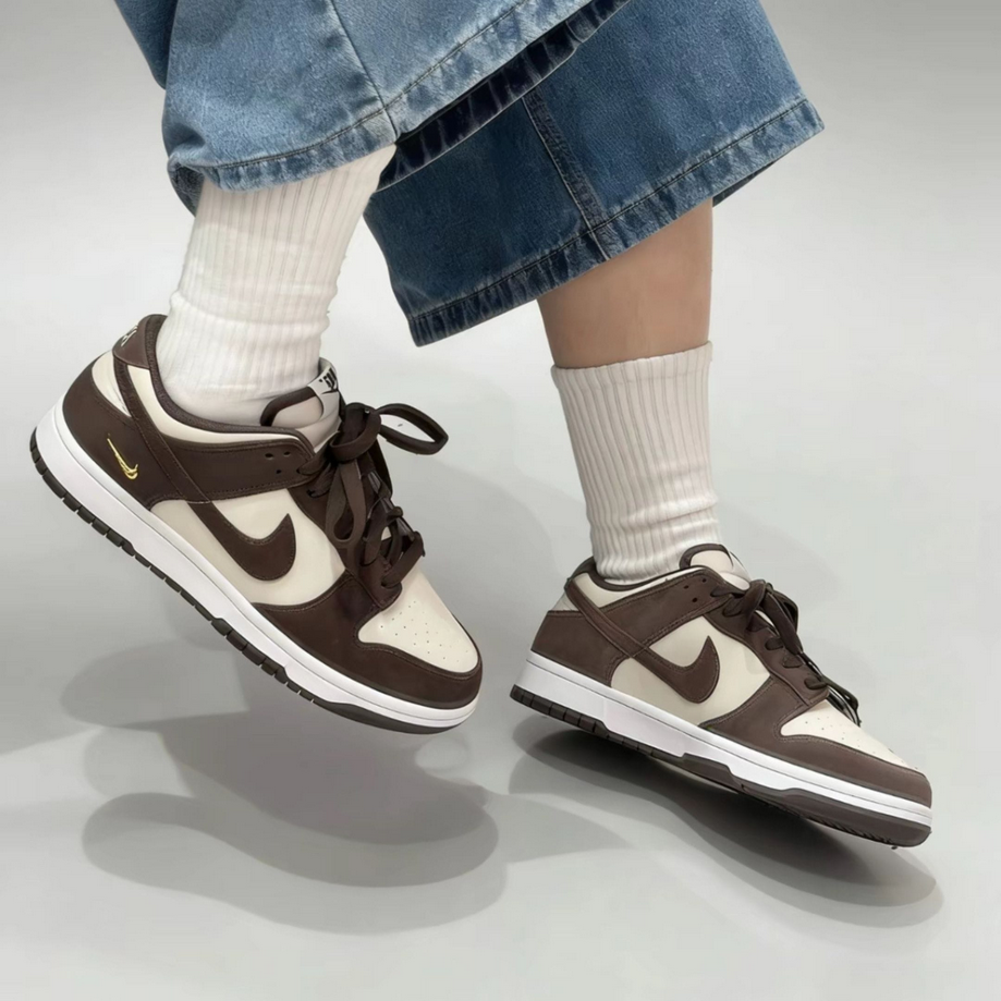 【預訂】NIKE DUNK LOW 小金剔麂皮摩卡可可 -WOMEN