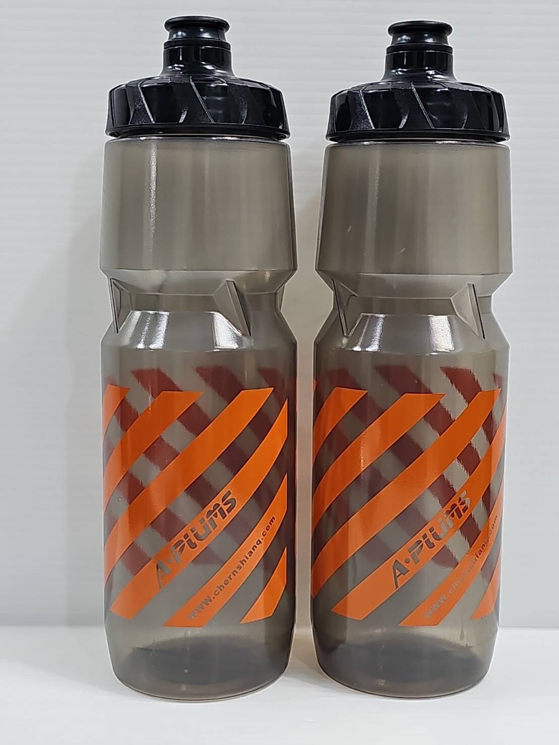 APLUMS 透明水壺 橘線條 塑膠水壼 看的到水量水壼 800CC裝更多喝更久,台灣製水壼