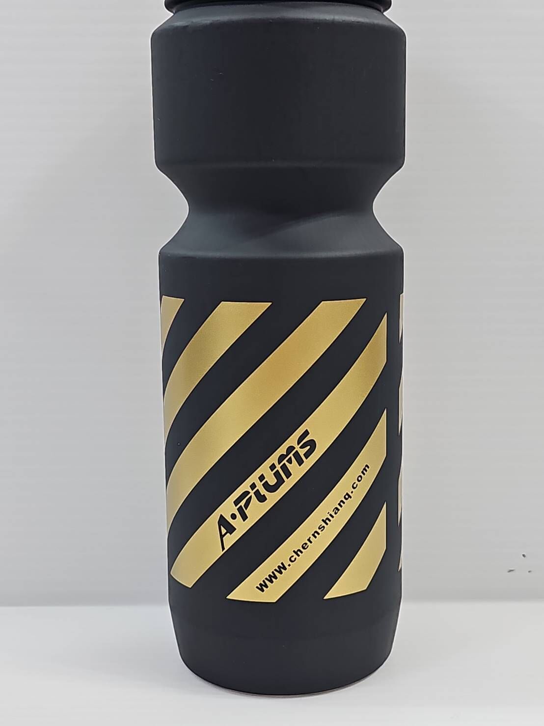 APLUMS 消光黑金線條水壼 塑膠水壼 水壼 800CC裝更多喝更久,台灣製水壼