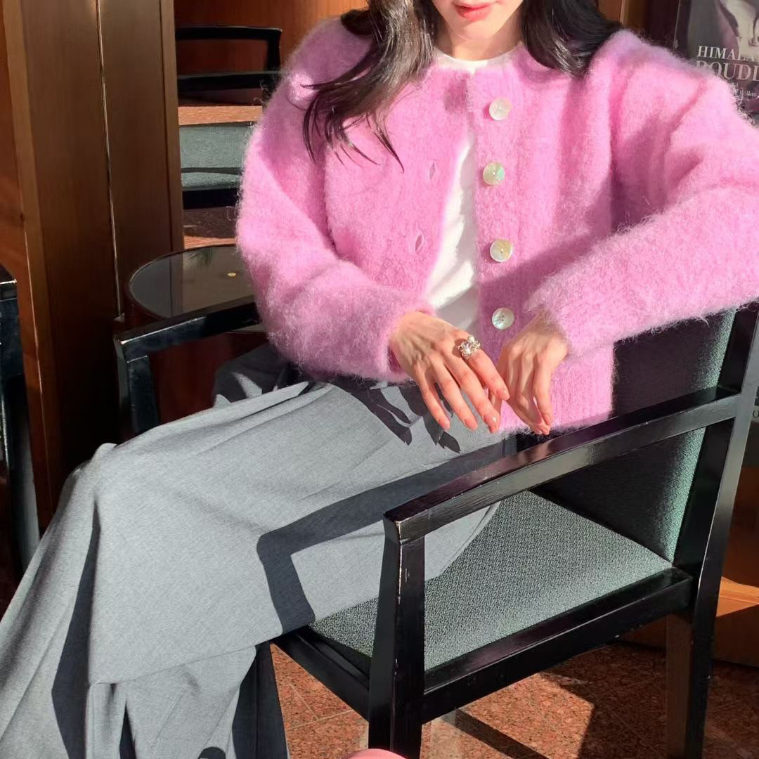 可愛白色排釦造型毛海感圓領外套-F / 2色