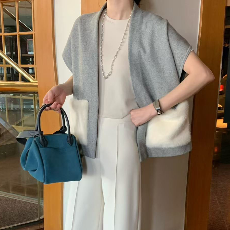 毛絨絨皮草口袋造型寬肩背心外套-F / 2色