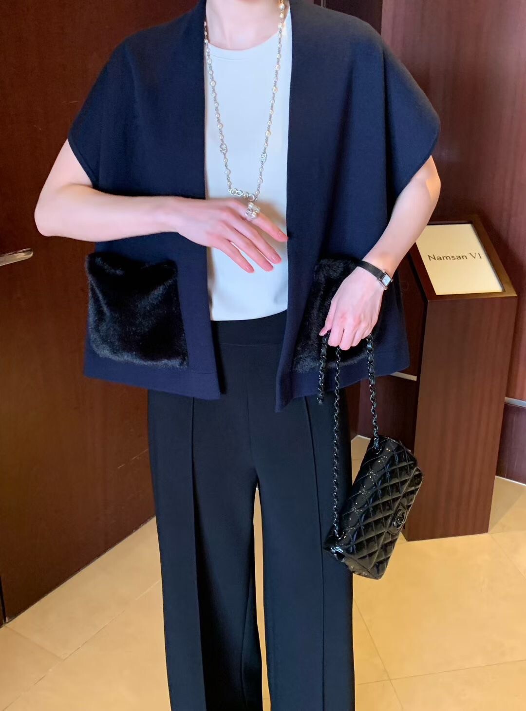 毛絨絨皮草口袋造型寬肩背心外套-F / 2色