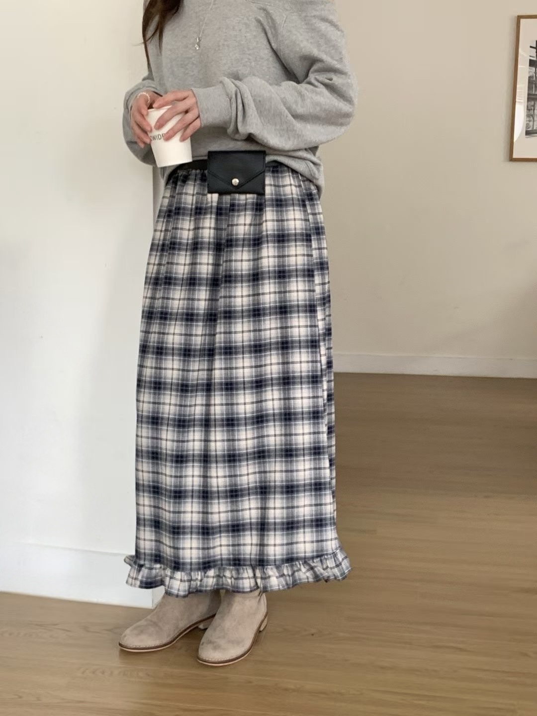 #228N970 享受陽光，輕盈花邊格子半長裙