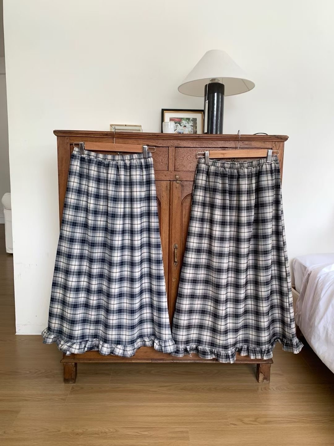 #228N970 享受陽光，輕盈花邊格子半長裙