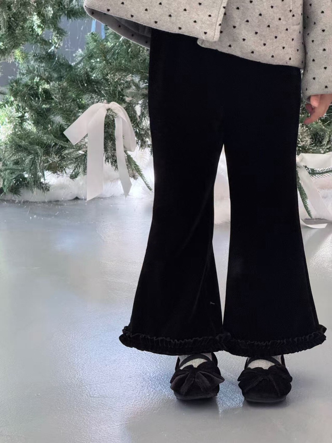 黑色荷葉邊喇叭褲
