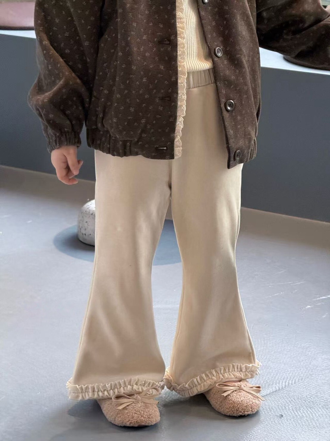 黑色荷葉邊喇叭褲