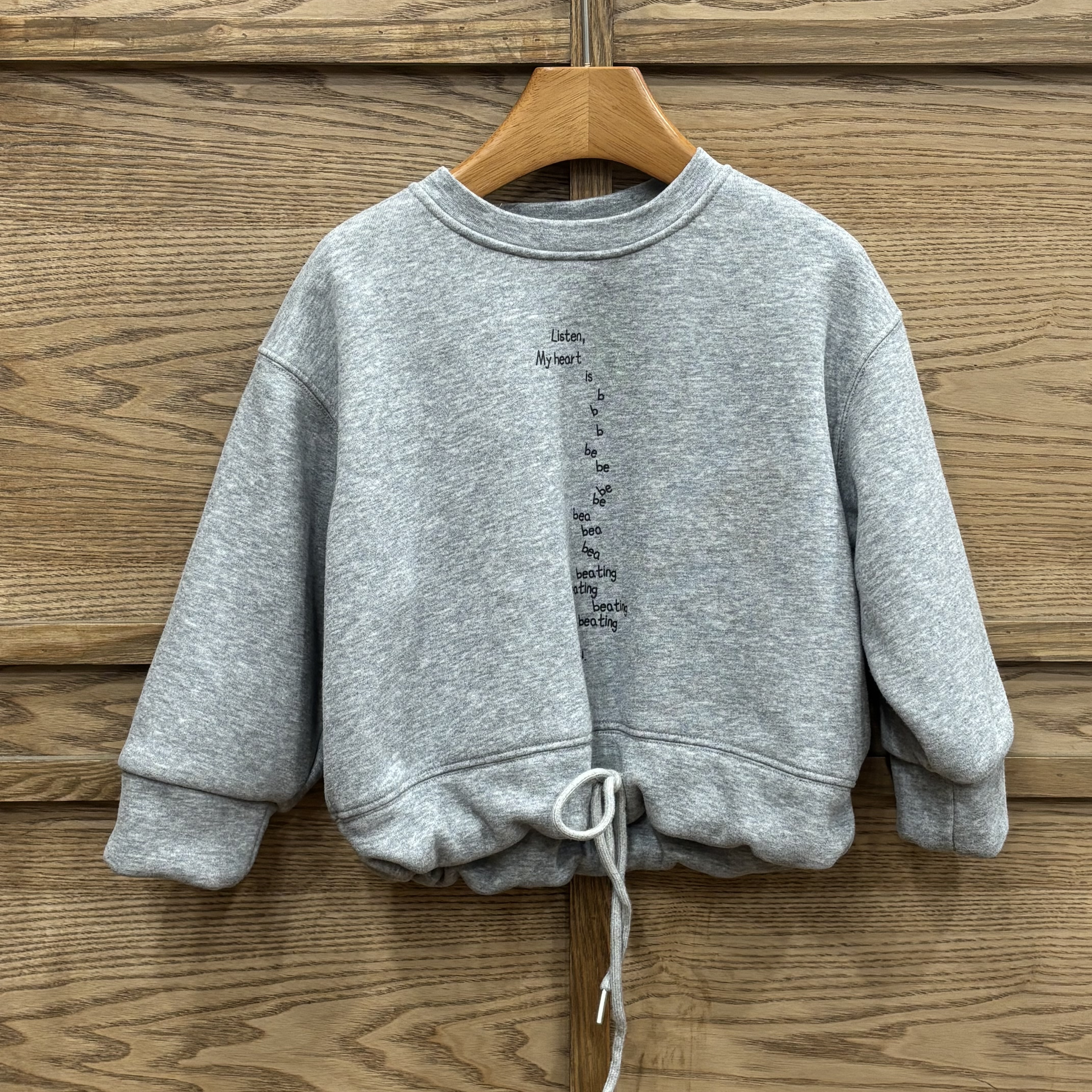 A03936下擺抽繩字母內裏薄絨上衣