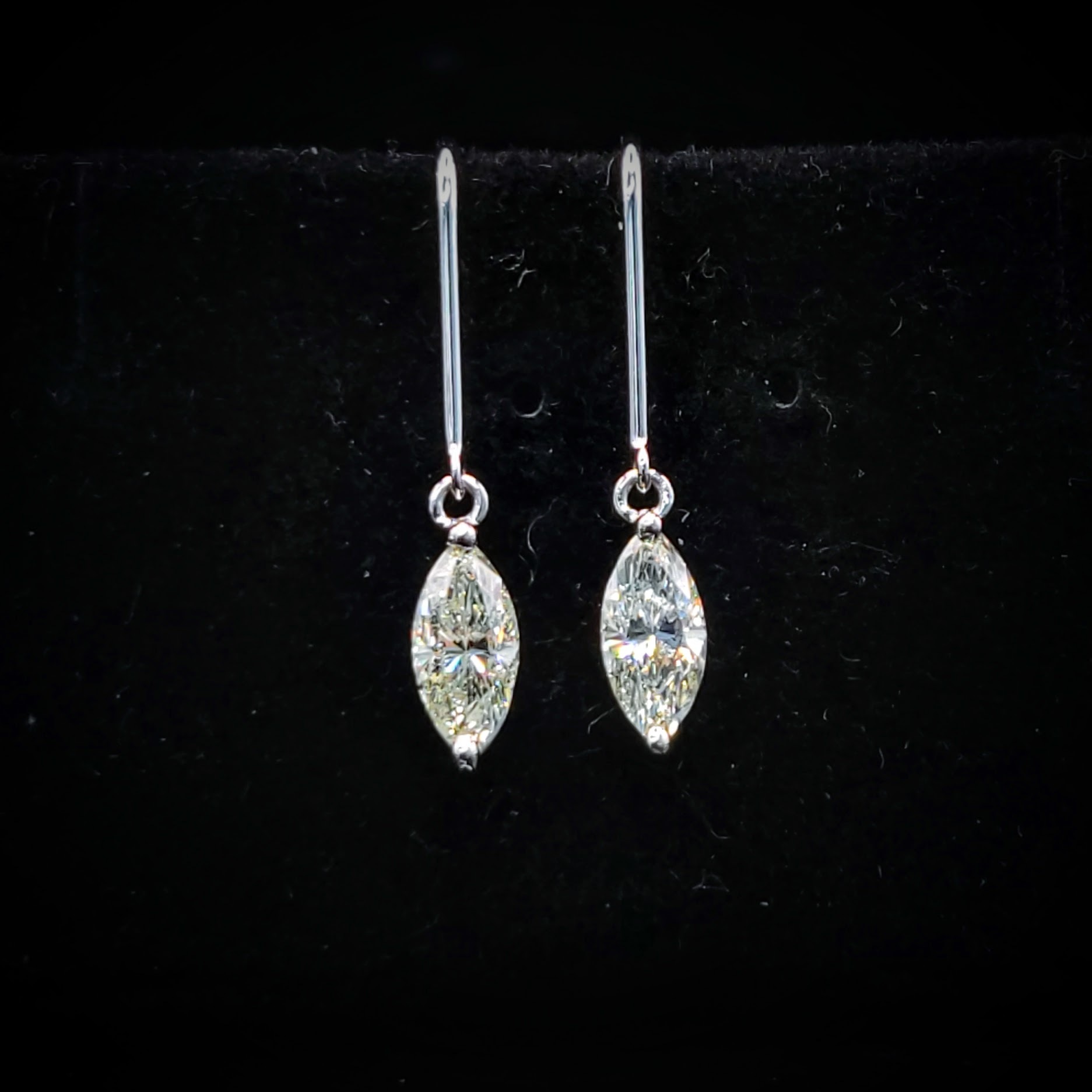 全新18K白金【主石82份欖尖形鑽石】吊耳環