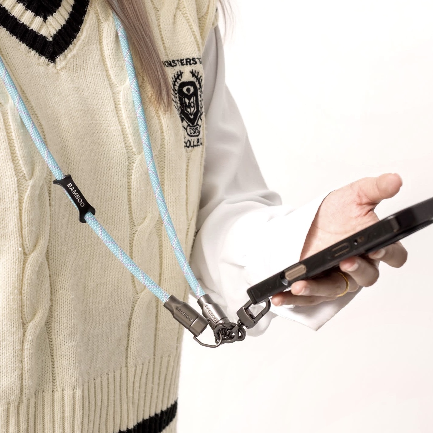 bambootech 充電掛繩實際配戴展示