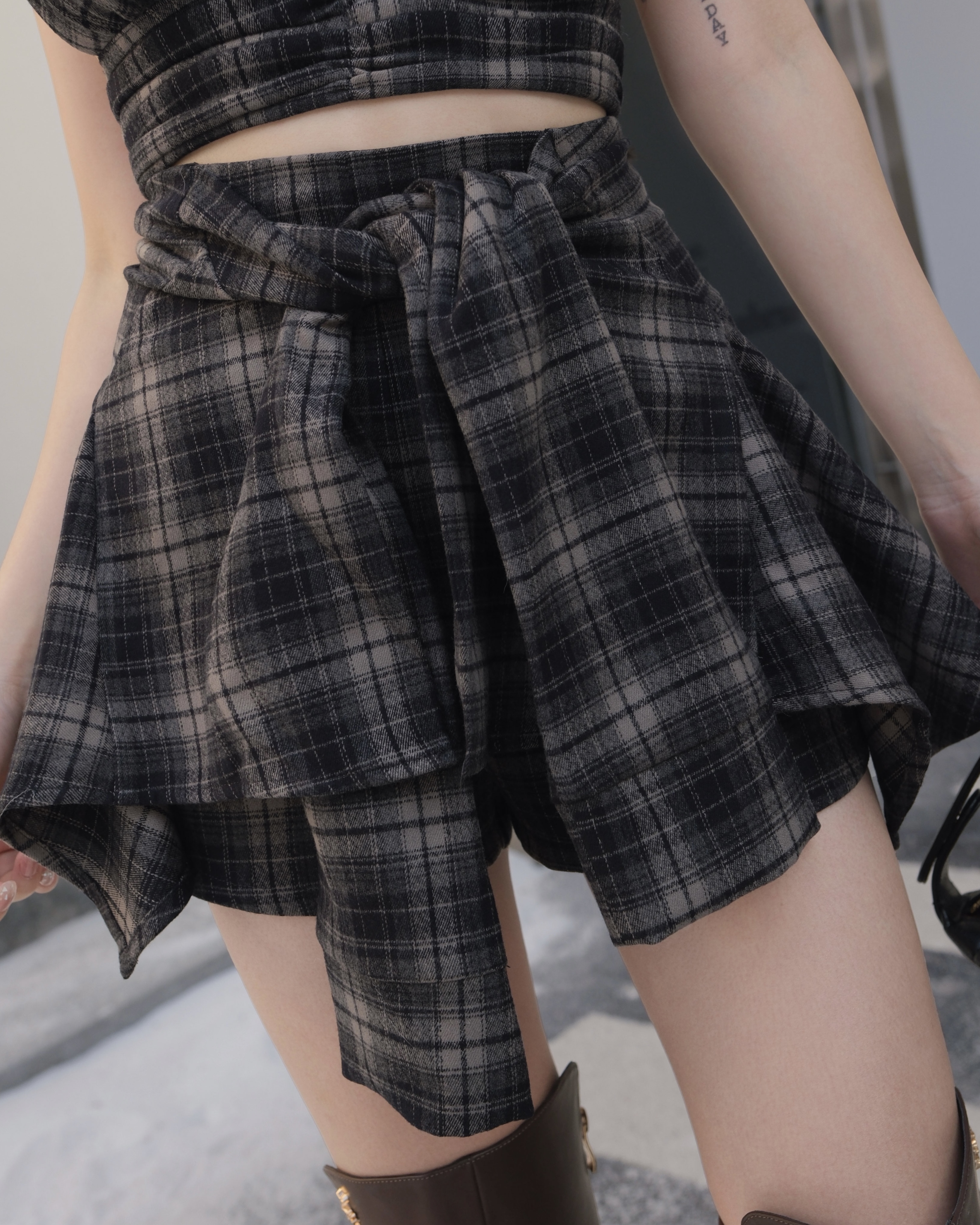 訂製-毛呢格紋假兩件綁帶短褲