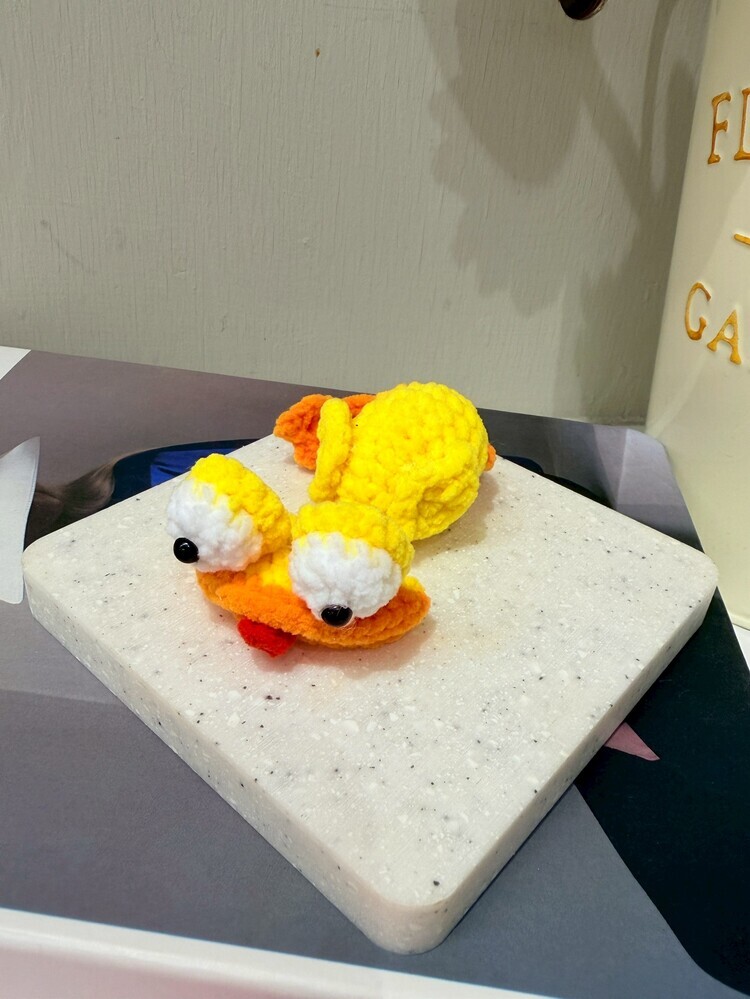 『黃色』抱抱吐舌小夥伴公仔『約9cm』