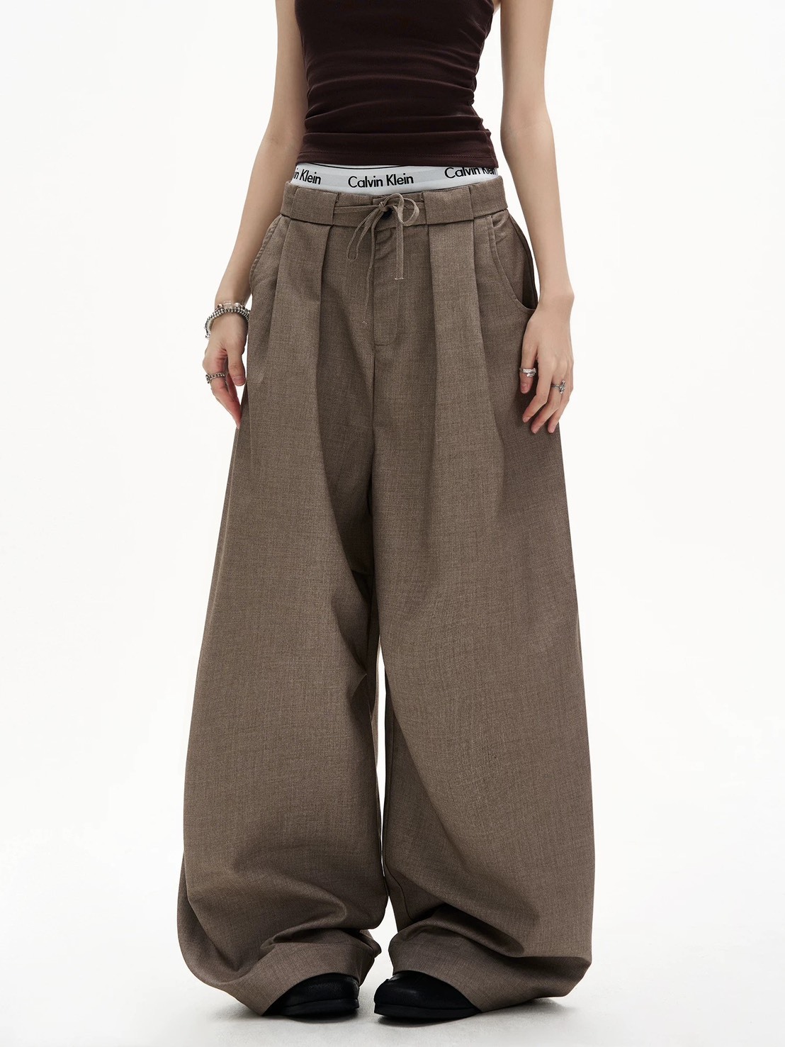 《S.V》垂墜摺痕彎刀西裝褲