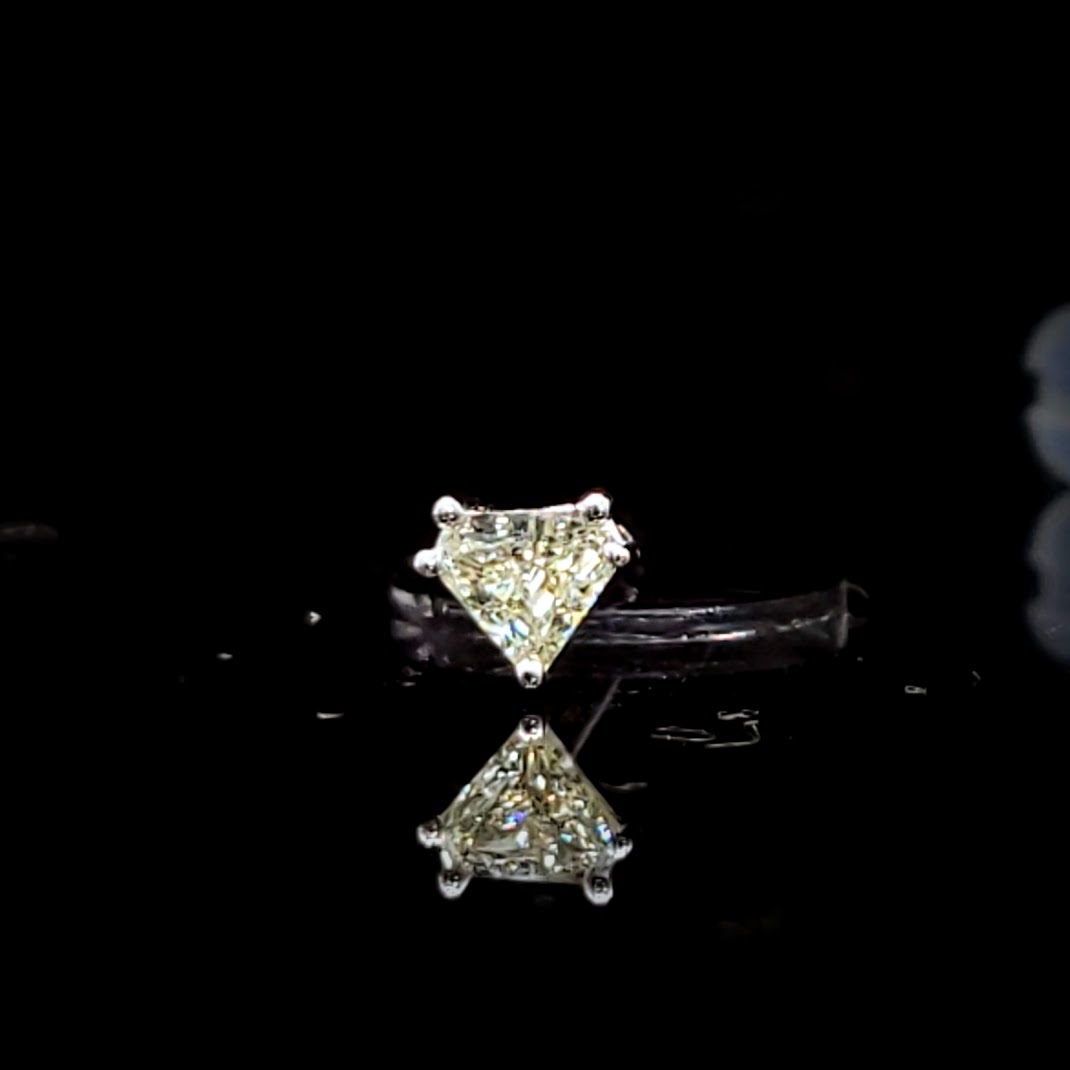 全新18K白金【主石11份鑽石形淺黃鑽】單耳環