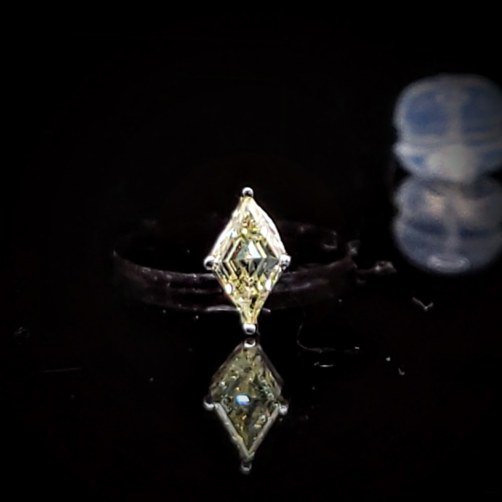 全新18K白金【主石26份菱形淺黃鑽】單耳環