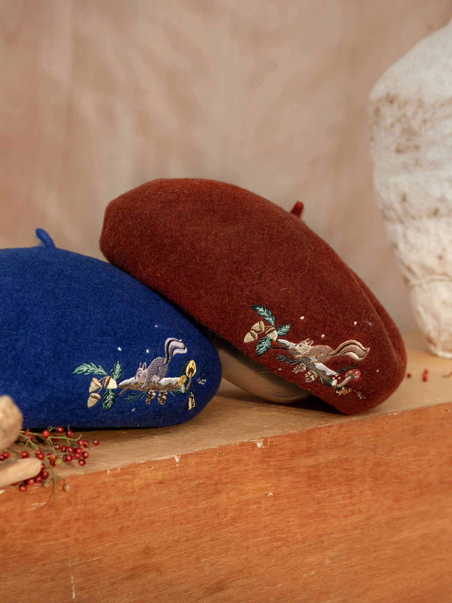 松鼠奶奶自製果醬。MUCHAT手作刺繡松鼠毛呢貝蕾帽 (磚紅)