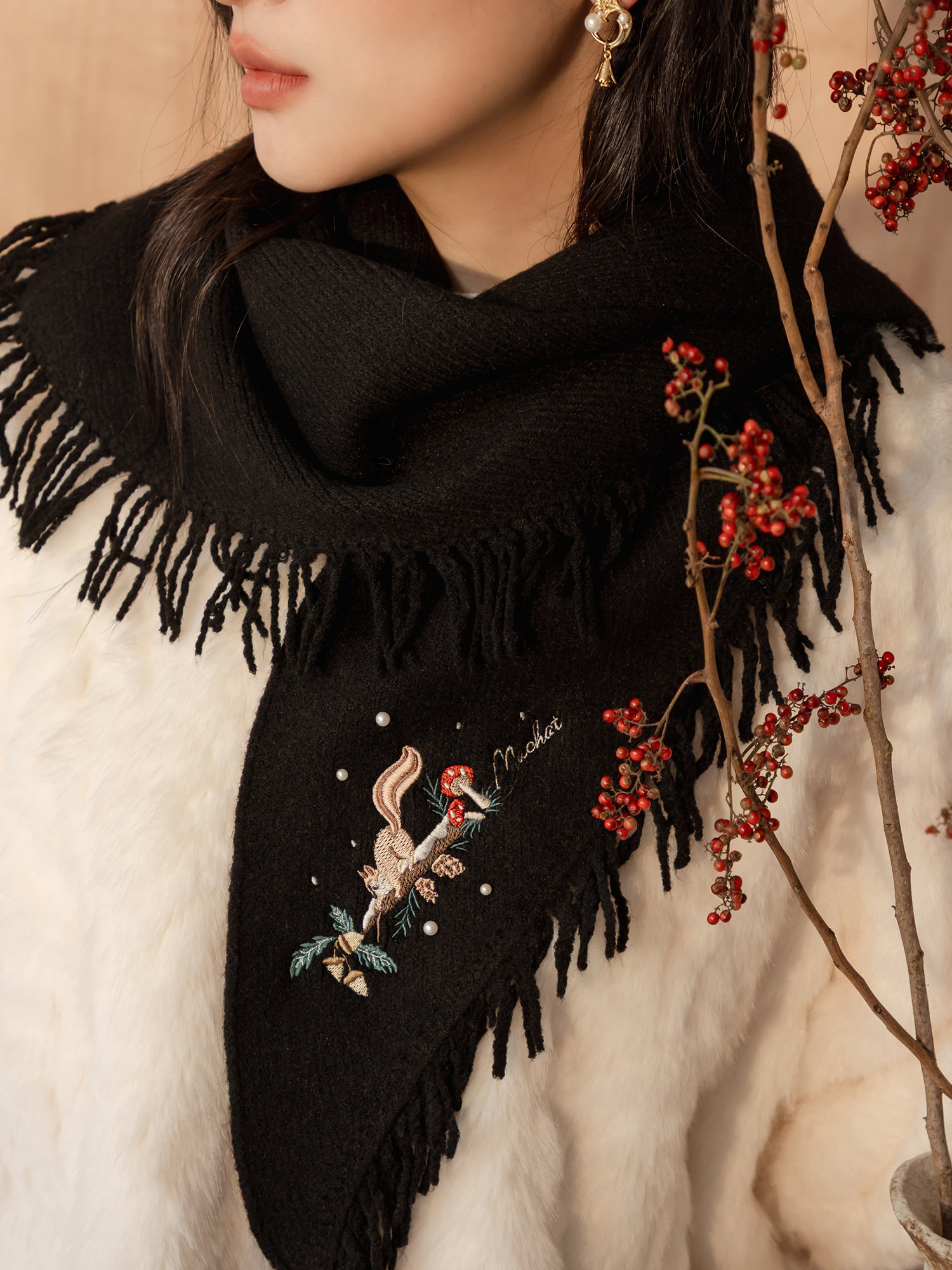 松鼠奶奶自製果醬。MUCHAT手作刺繡松鼠珍珠圍巾 (黑)