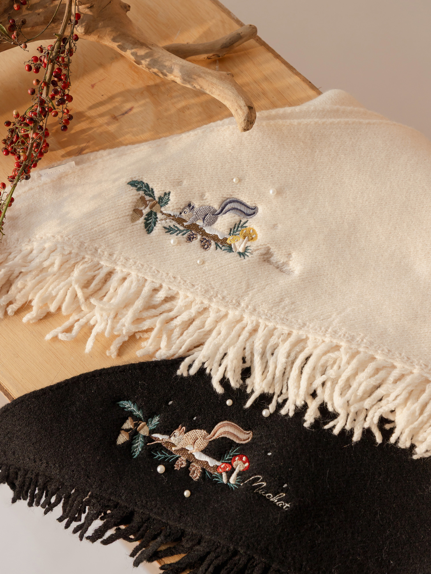 松鼠奶奶自製果醬。MUCHAT手作刺繡松鼠珍珠圍巾 (黑)