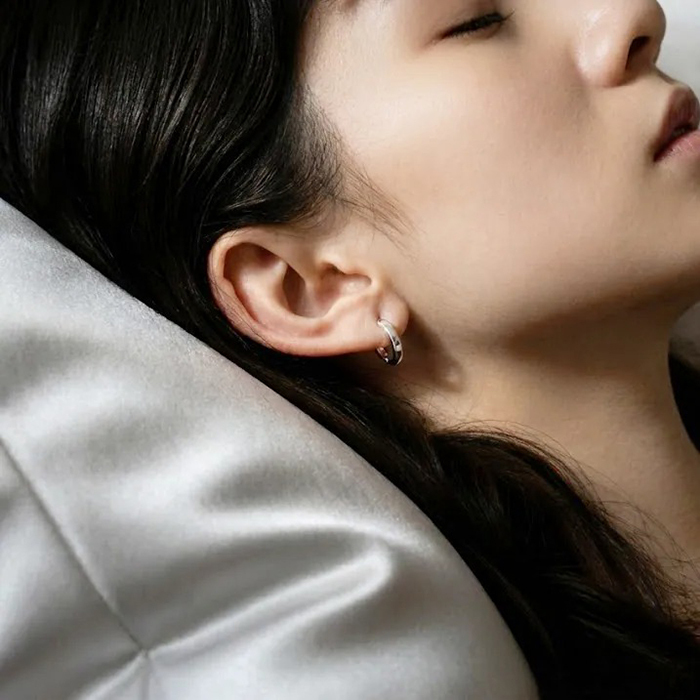 模特兒睡覺時配戴 OLIVMEW A1 純銀圈圈耳環 舒適配戴示意