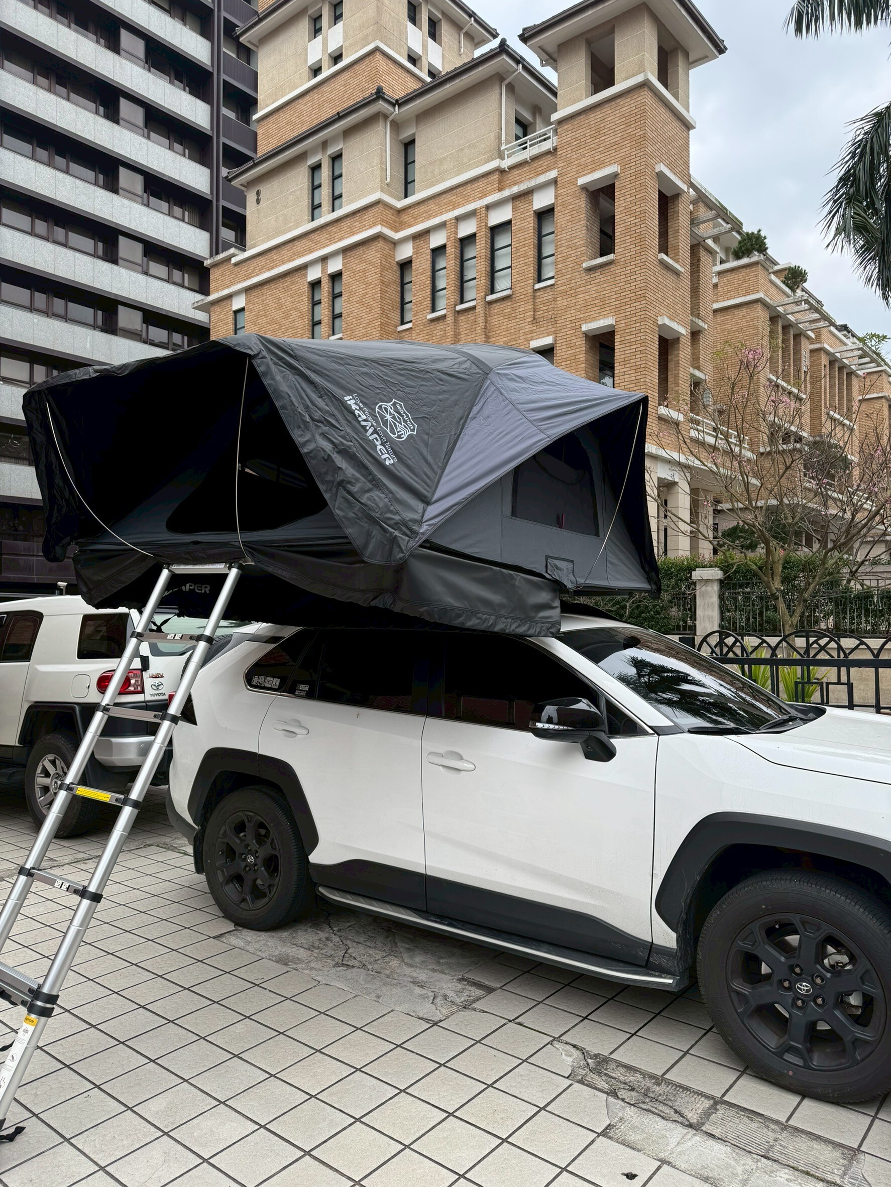 iKamper Xcover 3.0 車頂帳 (Toyota Rav4 ad)