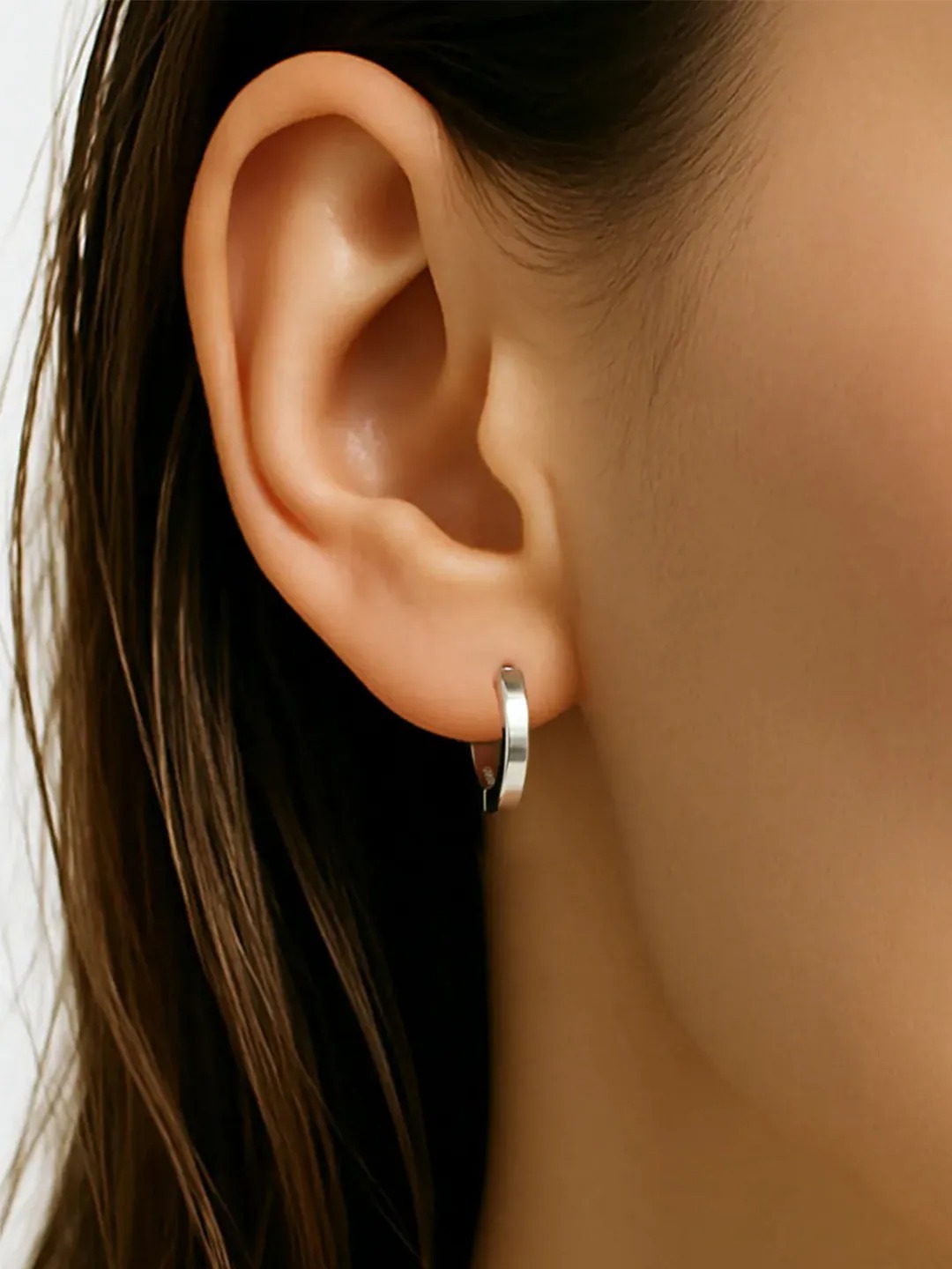 OLIVMEW A1 純銀圈圈耳環 耳朵近拍配戴示意