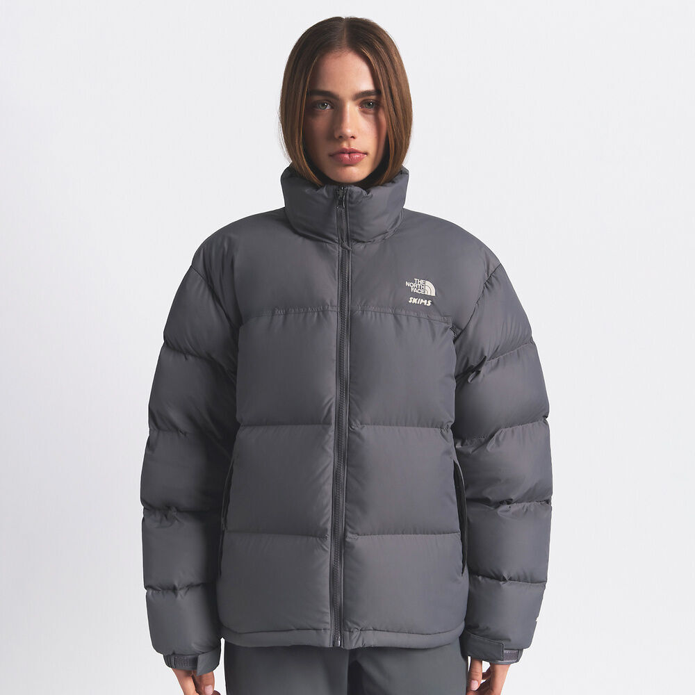 【代購】THE NORTH FACE × SKIMS 1996 Nuptse 羽絨外套｜FW25 聯名系列｜700 蓬鬆度鵝絨 × 防風防潑水｜男女同款