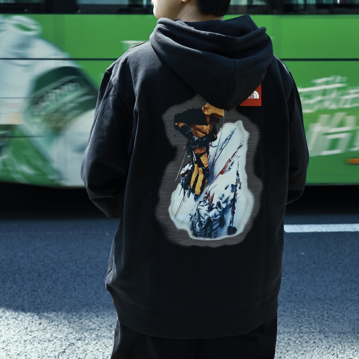 【代購】THE NORTH FACE 黑標 UE 連帽衛衣｜背面印花 × 品牌 Logo 設計｜戶外休閒百搭｜男女同款 黑色