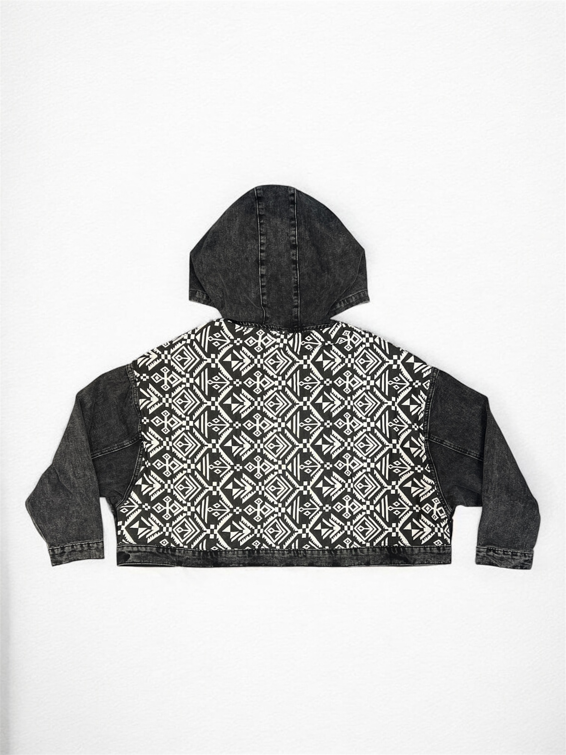 Annstudio / 連帽圖片拼接丹寧外套/ 水洗黑 / 大帽款