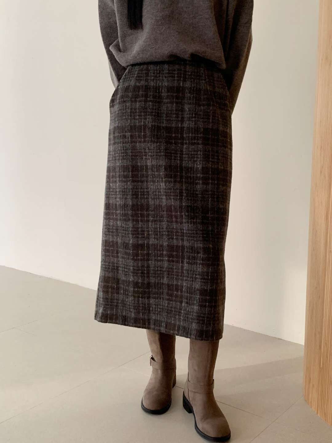 #228N682 長久陪伴，經典質感毛呢格子直半長裙